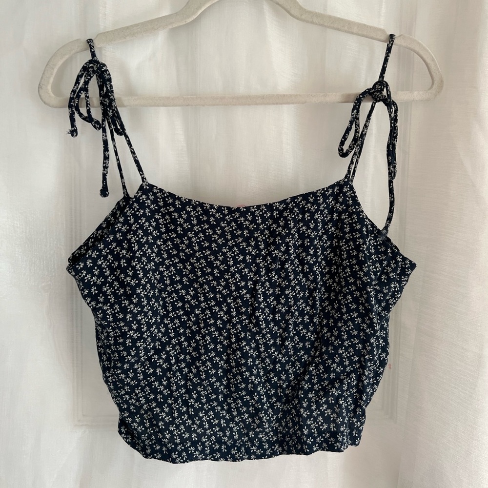 brandy white and navy flower tie strap crop top. mwah but not see through!💙🤍